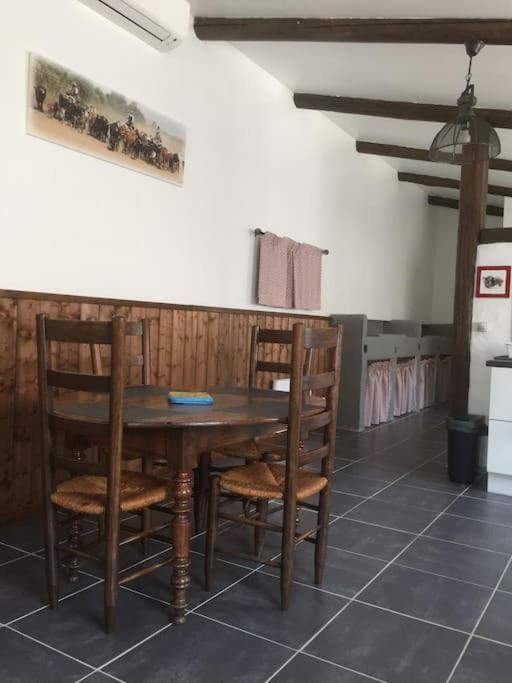 Logement Insolite Au Coeur D'Une Ecurie Arlés Exterior foto
